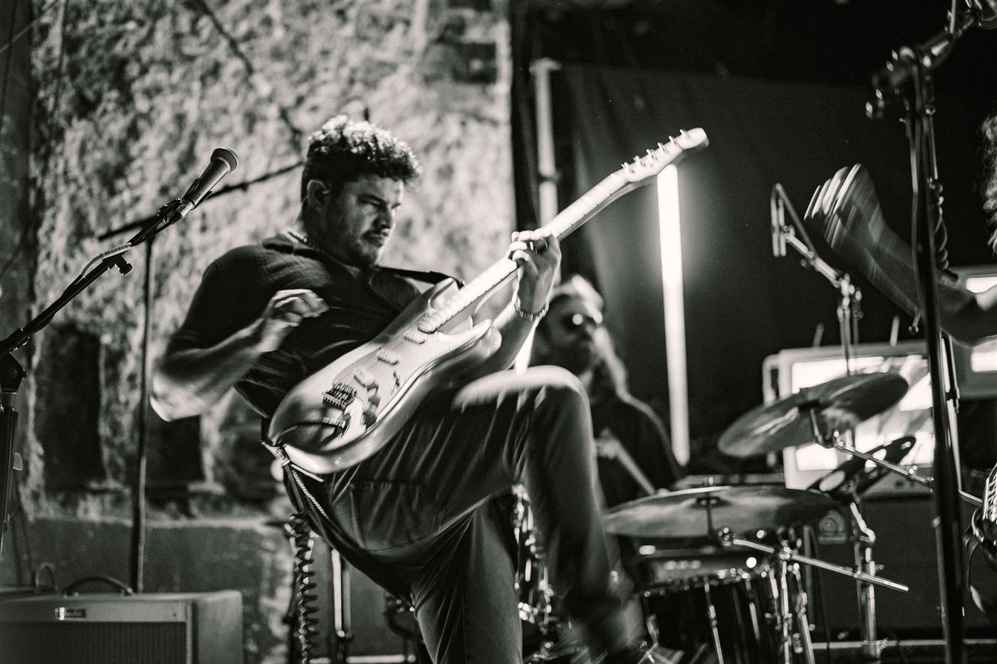 Guitarist mid-kick on stage. Photo: Alina Nachtmann