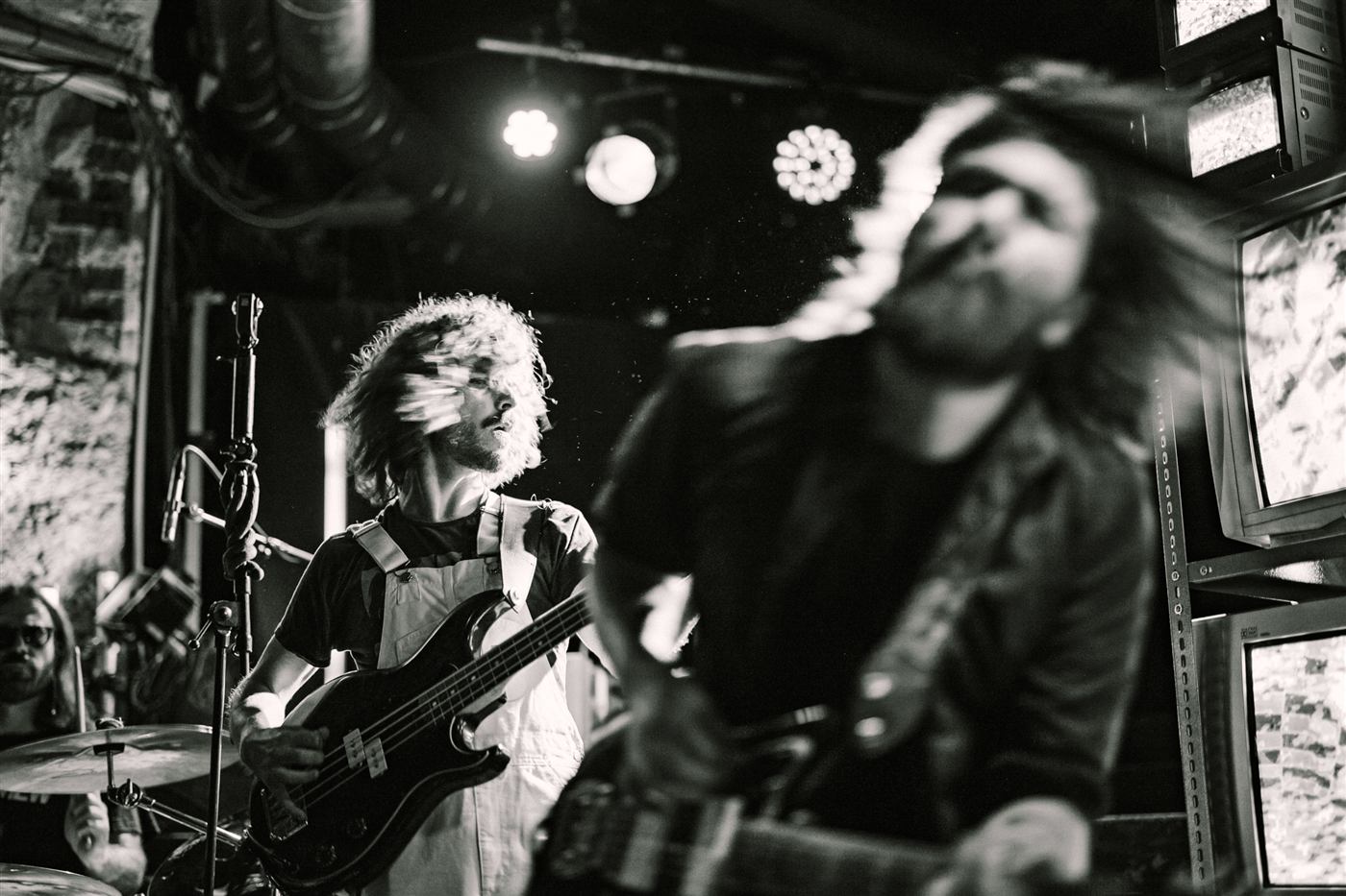 Bassist and guitarist headbanging. Photo: Alina Nachtmann