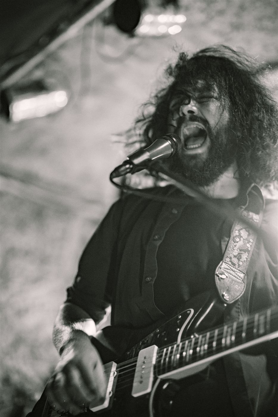 Guitarist screaming into the microphone. Photo: Alina Nachtmann